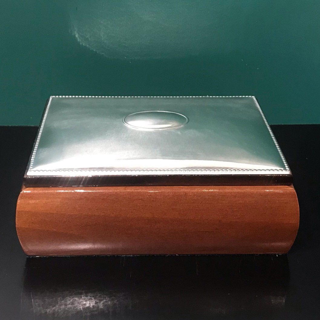 Holzbox mit Silberdeckel